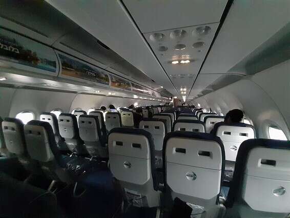 טיסת החילוץ הראשונה עם 30 נוסעים בלבד // צילום: יוסי ויצמן